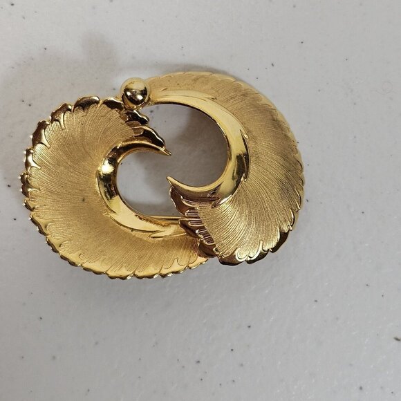VTG Brooch Coro Signed Brushed Gold Tone Florentine Feather Swirl Simple Classy - Picture 4 of 14